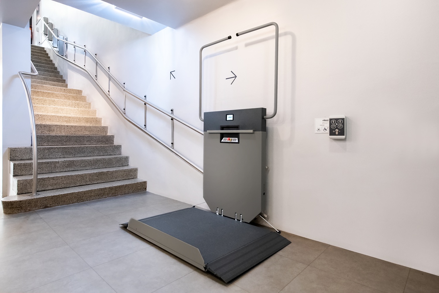 Plattformlift mit hochgeklappten Sicherheitsbügeln und runtergeklappten Auffahrrampen